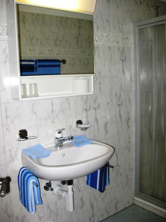 Hotel Pensiun Garni Plaz Scuol Habitación foto