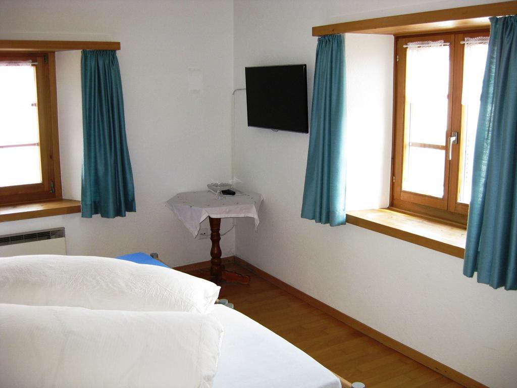 Hotel Pensiun Garni Plaz Scuol Habitación foto