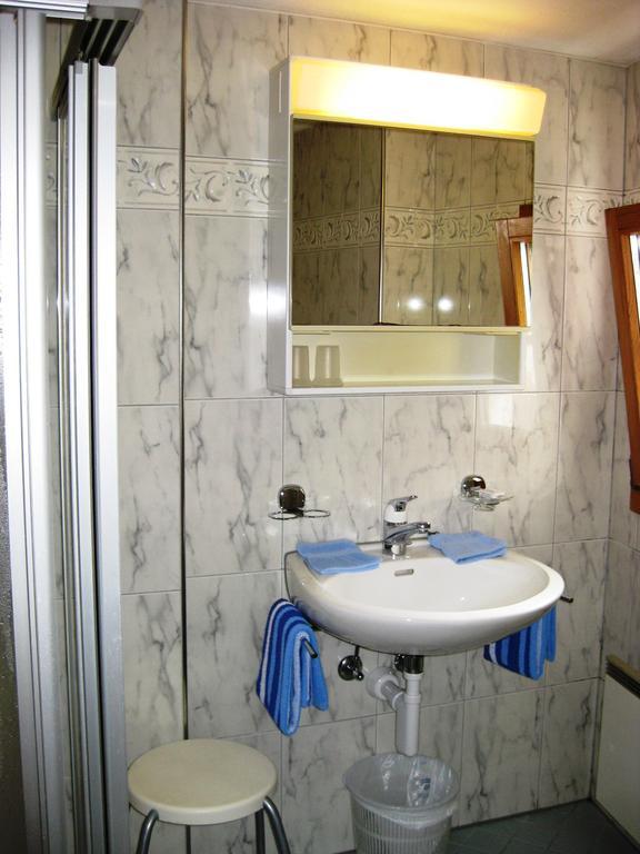 Hotel Pensiun Garni Plaz Scuol Habitación foto