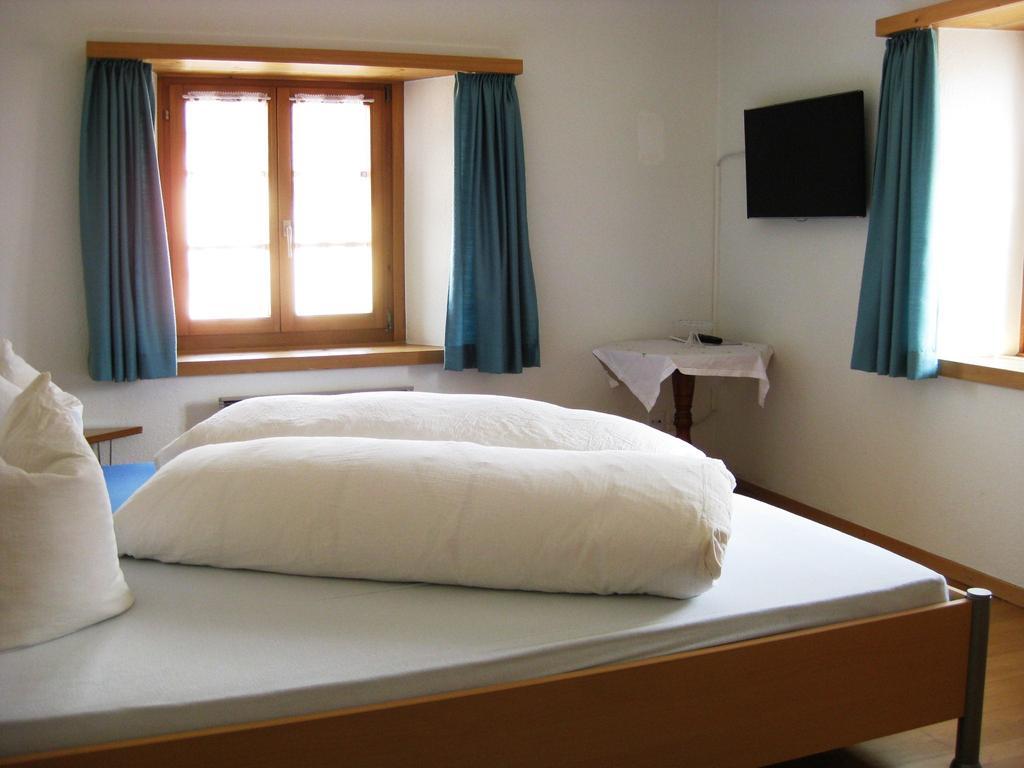 Hotel Pensiun Garni Plaz Scuol Habitación foto