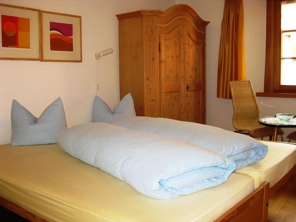 Hotel Pensiun Garni Plaz Scuol Habitación foto
