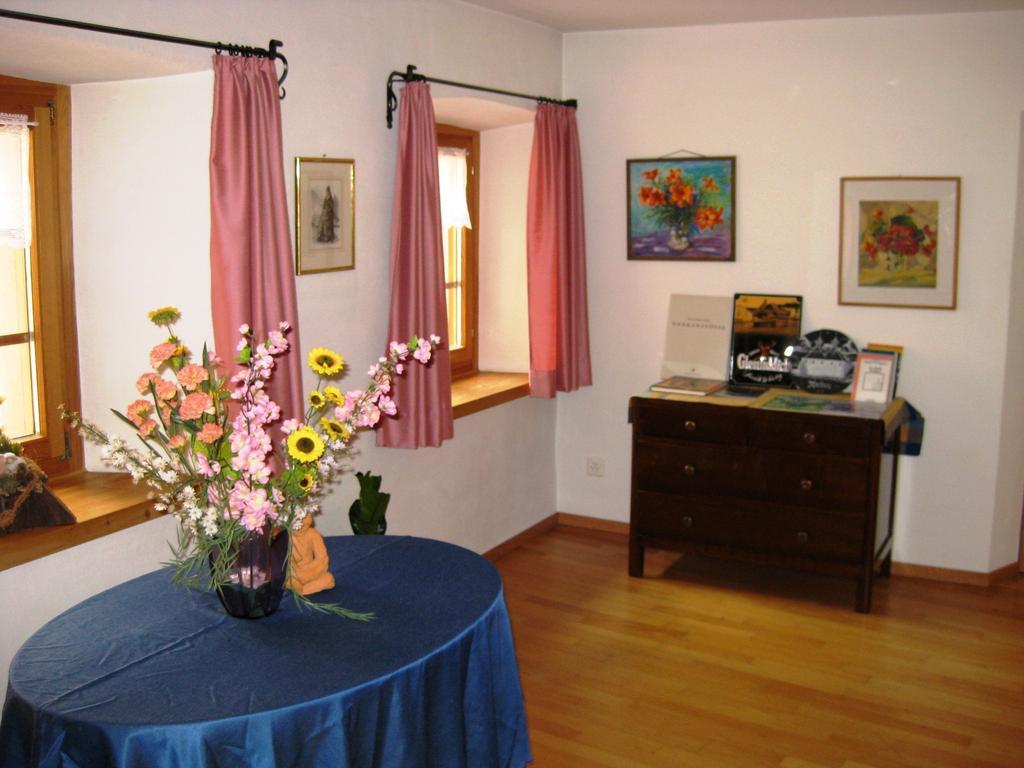 Hotel Pensiun Garni Plaz Scuol Exterior foto